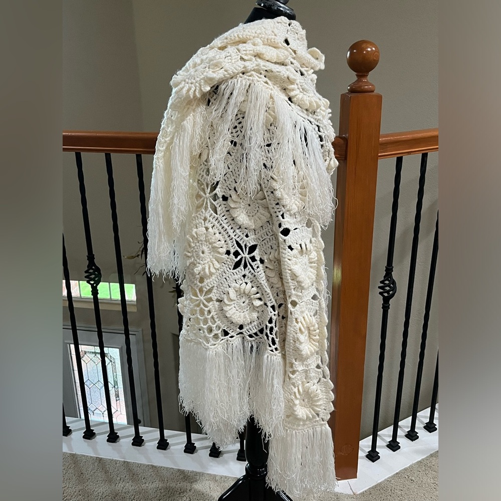 VINTAGE Crochet Fringe Shawl in Cream UNBRANDED, ONE SIZE - Picture 7 of 13